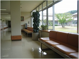 吉備高原医療リハビリテーションセンター　中央放射線部　放射線の待合室前の風景